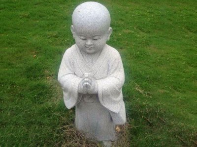 可愛作揖小沙彌